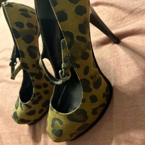 Vera Wang heels size 7.5